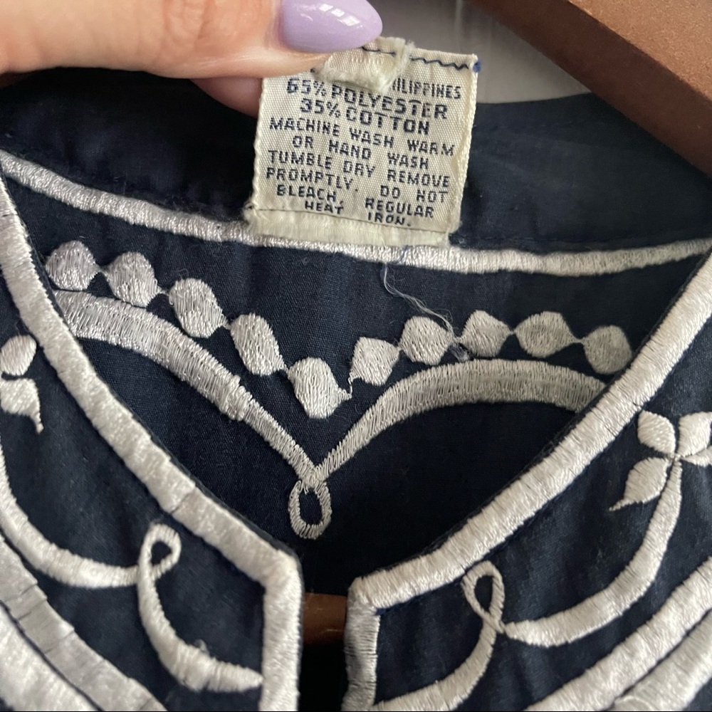 Vintage Leandra Crochet Embroideries Blue & White Floral Caftan - Picture 13 of 14